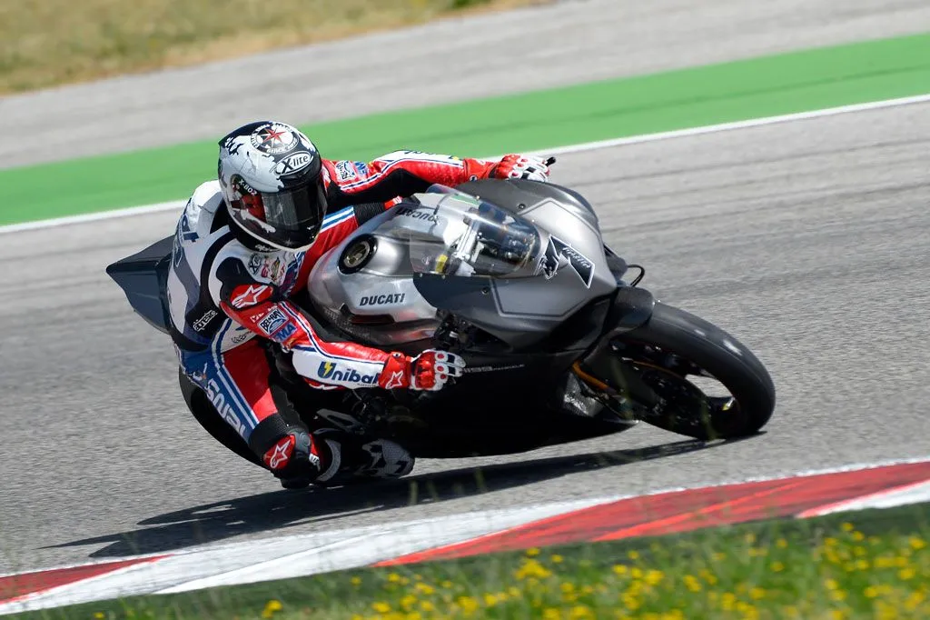 062112-checa-ducati-1199-panigale-superbike-1.webp