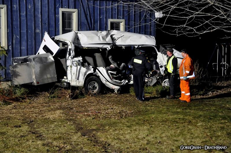 11-dead-migrant-worker-van-truck-crash1-Ontario-Canada-feb6-12.jpg