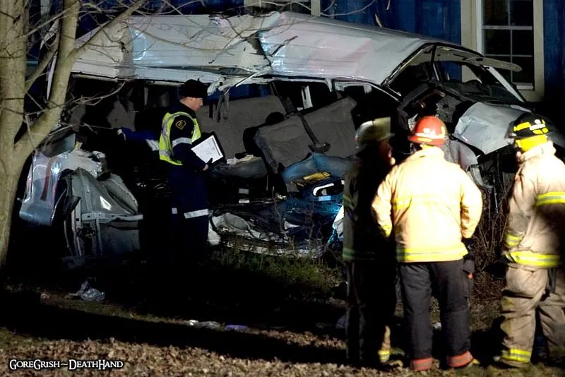 11-dead-migrant-worker-van-truck-crash2-Ontario-Canada-feb6-12.webp