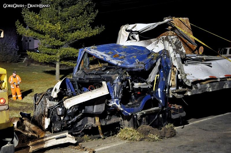 11-dead-migrant-worker-van-truck-crash3-Ontario-Canada-feb6-12.jpg