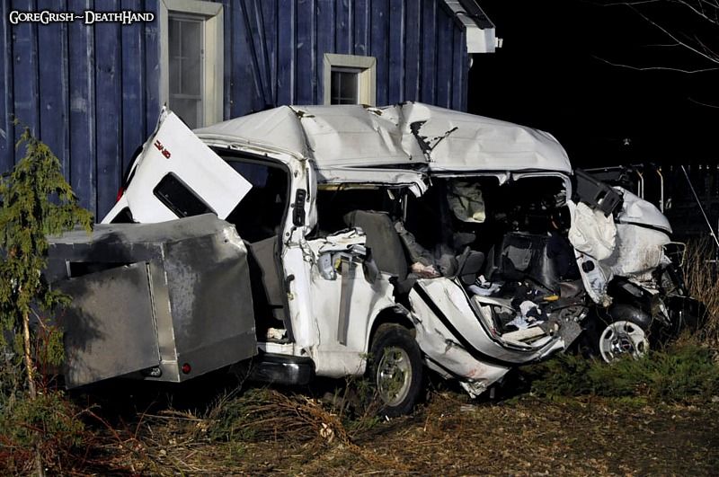 11-dead-migrant-worker-van-truck-crash8-Ontario-Canada-feb6-12.jpg