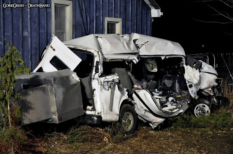 11-dead-migrant-worker-van-truck-crash8-Ontario-Canada-feb6-12.webp
