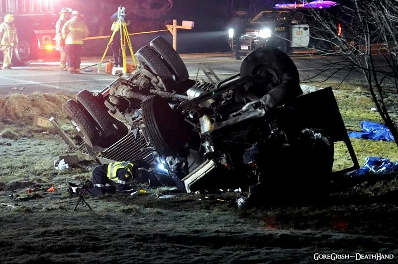 11-dead-migrant-worker-van-truck-crash9-Ontario-Canada-feb6-12.webp