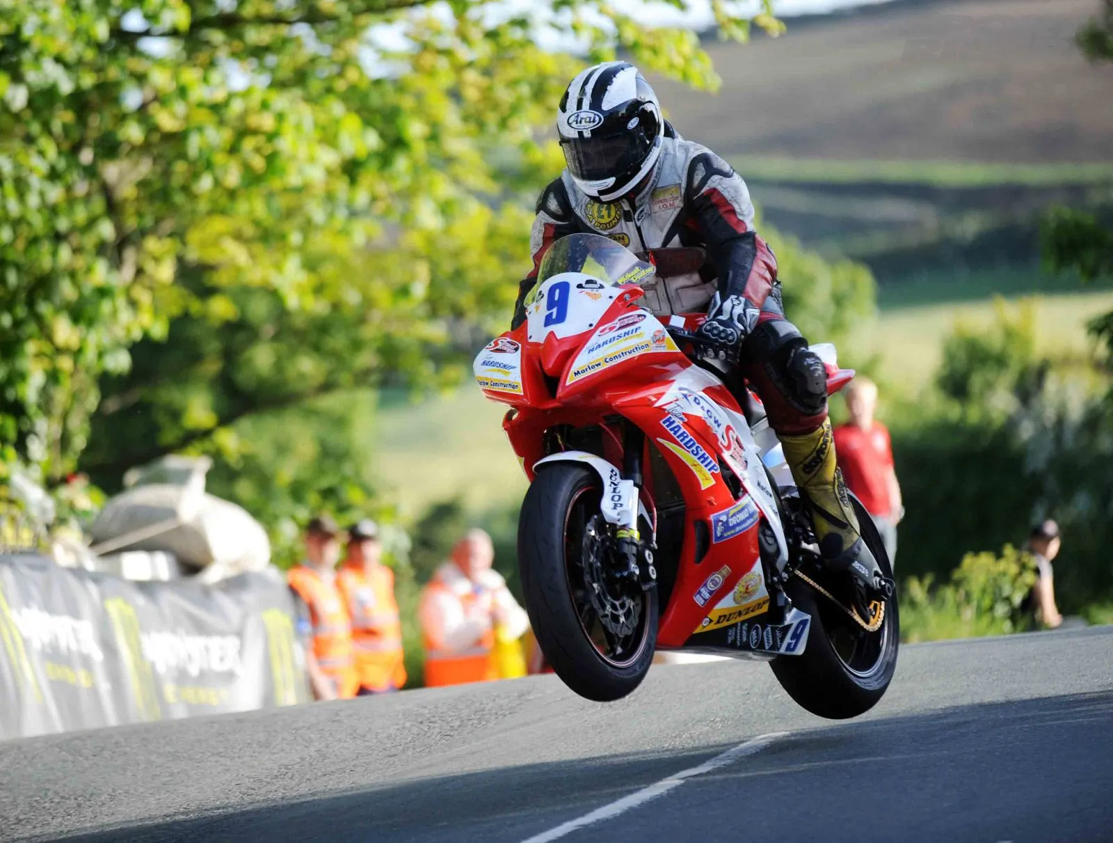 146_1006_01+2010_isle_of_man_tt_wallpaper_michael_dunlop+.webp