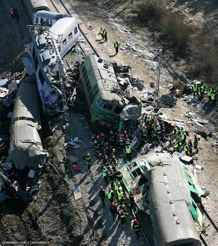 2-trains-head-on-crash1-Szczekociny-Poland-mar4-12.webp