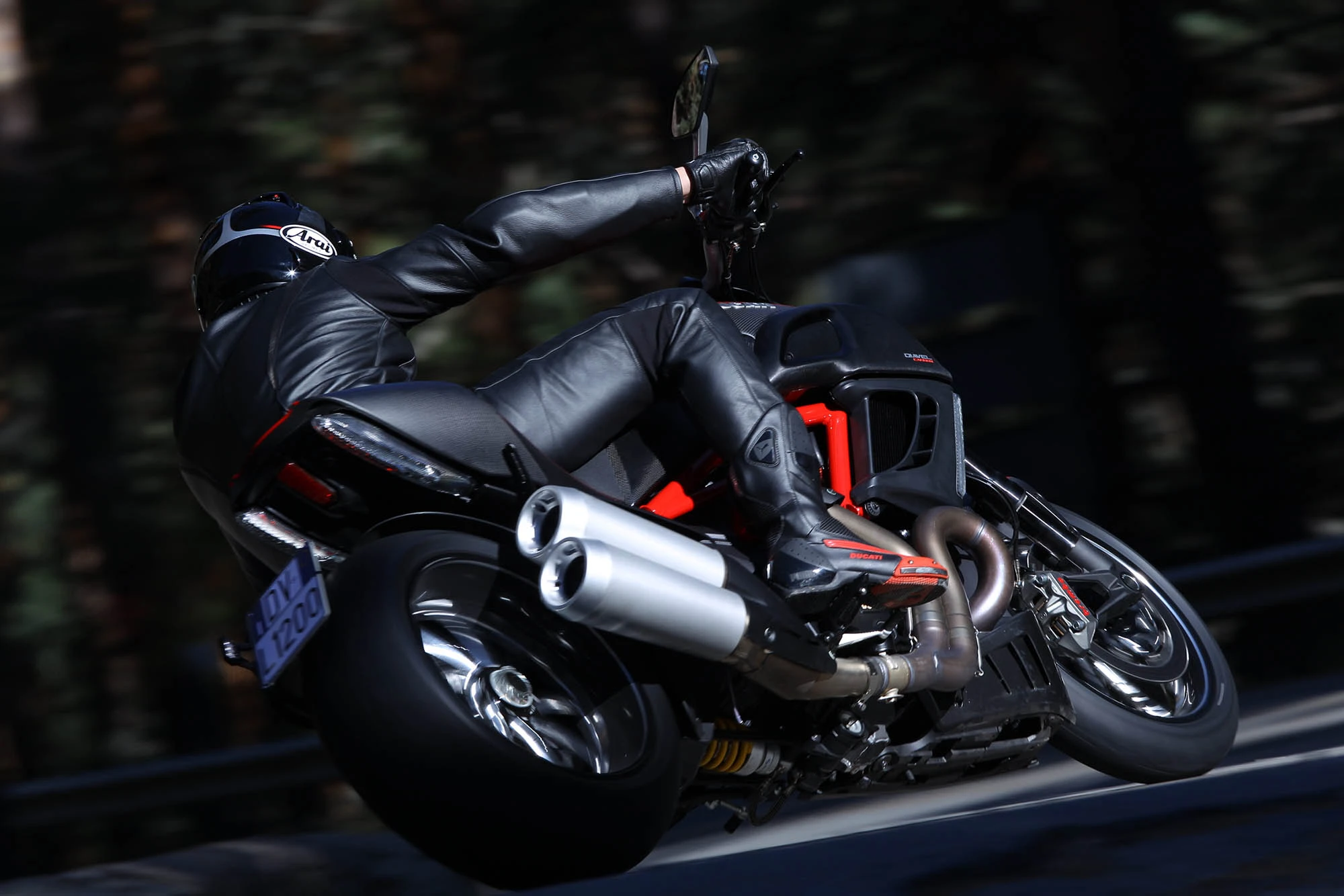 2011-ducati-diavel-carbon-1.webp