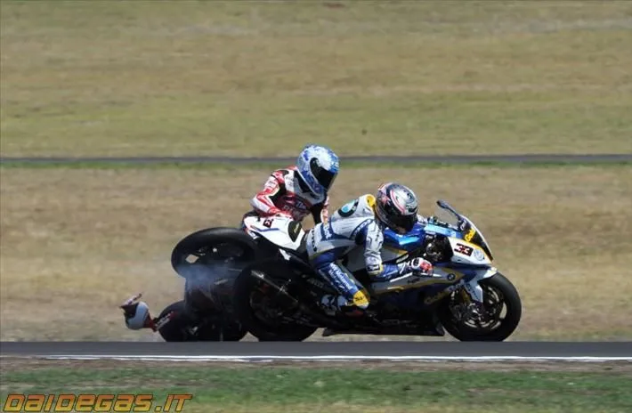 2013-superbike-checa-melandri-crash-incidente-1.webp