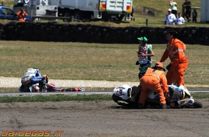2013-superbike-checa-melandri-crash-incidente-10.webp
