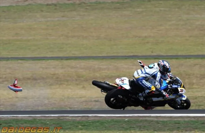 2013-superbike-checa-melandri-crash-incidente-2.webp
