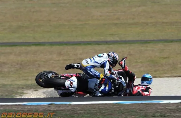 2013-superbike-checa-melandri-crash-incidente-3.webp