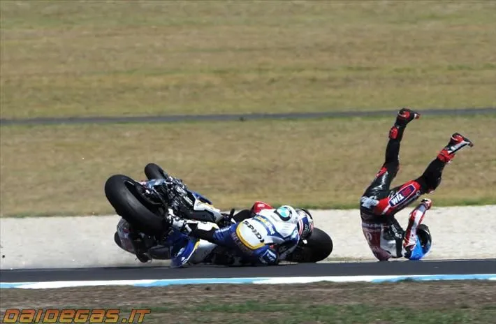 2013-superbike-checa-melandri-crash-incidente-4.webp
