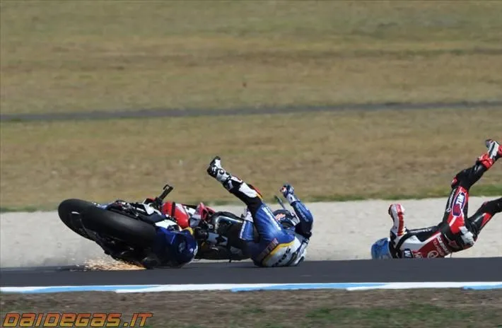 2013-superbike-checa-melandri-crash-incidente-5.webp