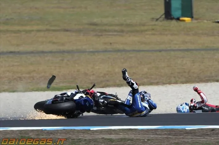 2013-superbike-checa-melandri-crash-incidente-6.webp