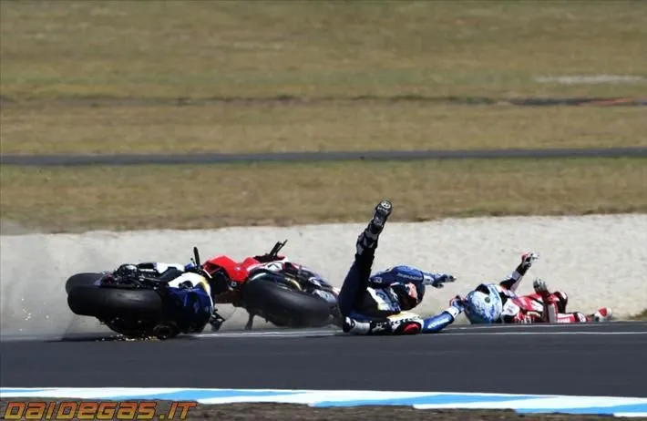 2013-superbike-checa-melandri-crash-incidente-7.webp