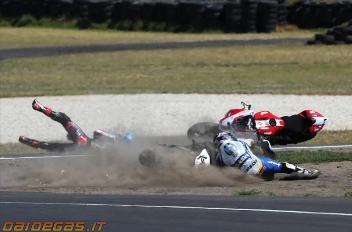 2013-superbike-checa-melandri-crash-incidente-8.webp