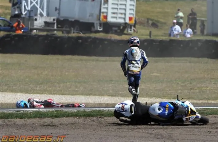 2013-superbike-checa-melandri-crash-incidente-9.webp
