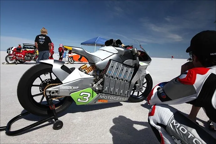 24_03_2011_motoczysz_salt_racer_01.webp