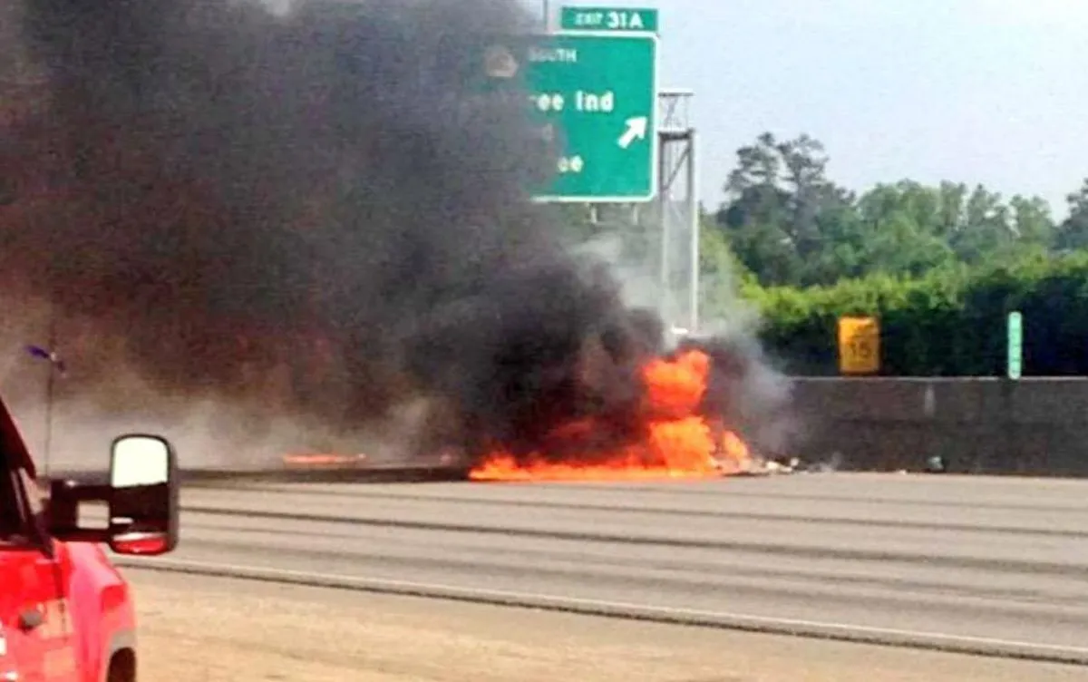 4-dead-small-plane-crashes-on-freeway-3-Atlanta-GA-may-8-15.webp