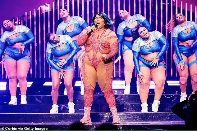 68292819-11815767-Wow_On_Thursday_Lizzo_exuded_confidence_in_a_sparkling_pink_body-m-17_167783...jpg