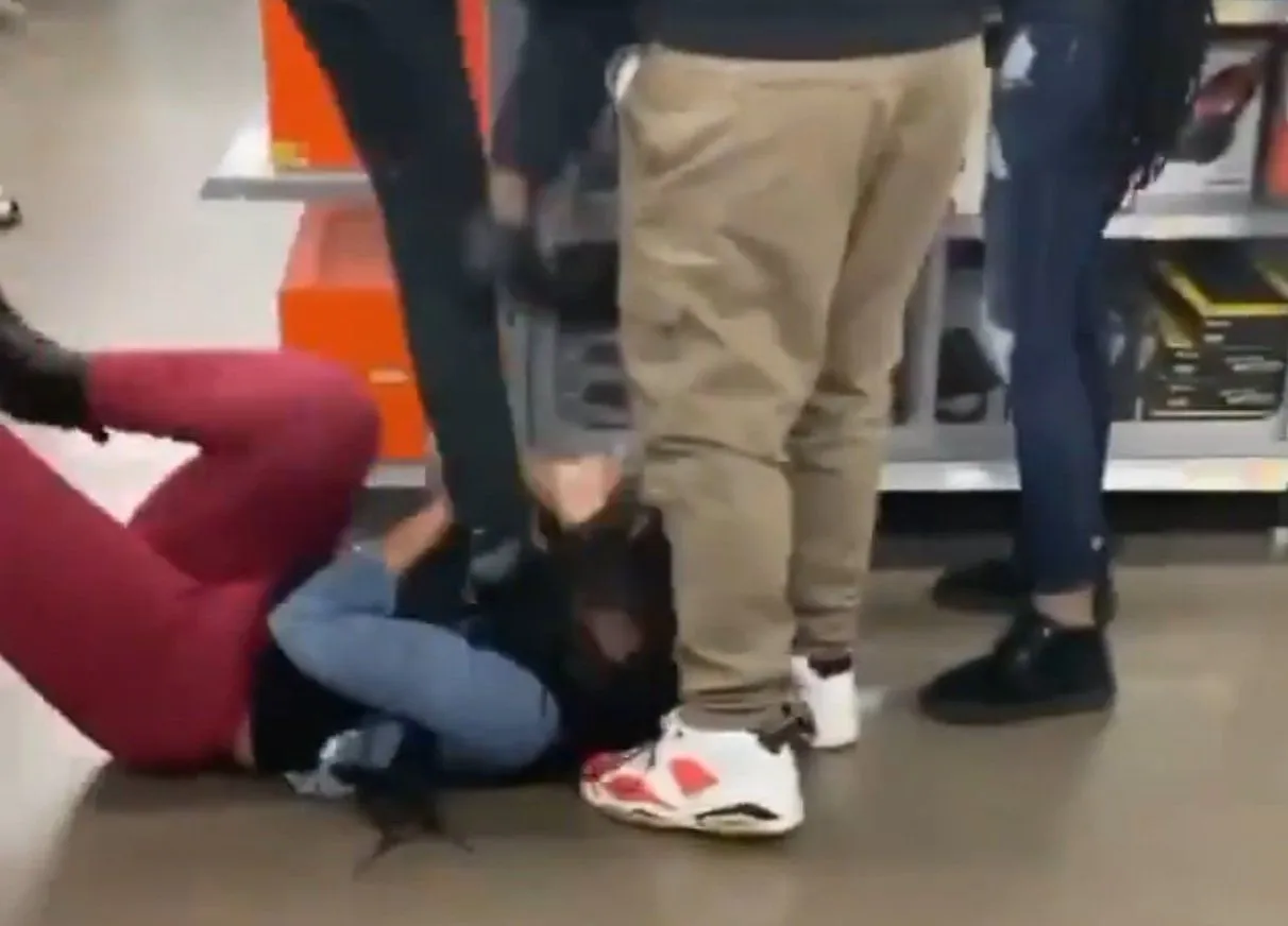 76854_02_woman-stomps-on-another-womans-head-in-fight-over-playstation-5_full.webp