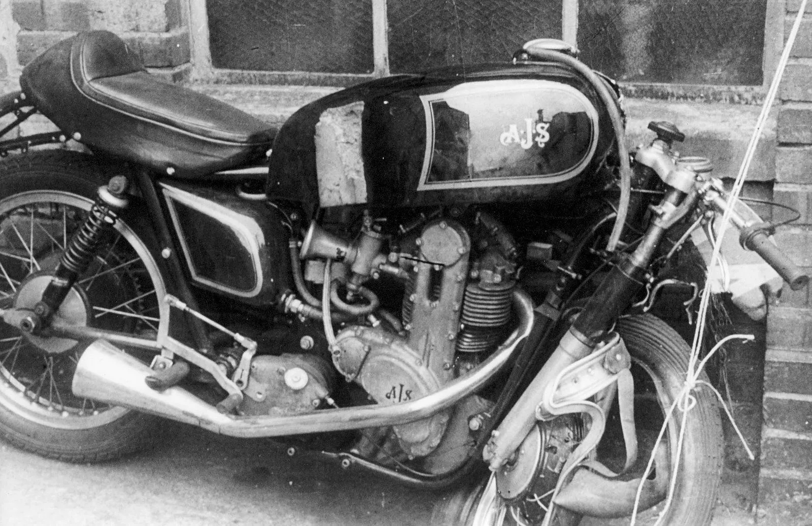 ABs 1955 7R AJS after his IOM TT crash, bike at AMC Plumstead-1a.webp