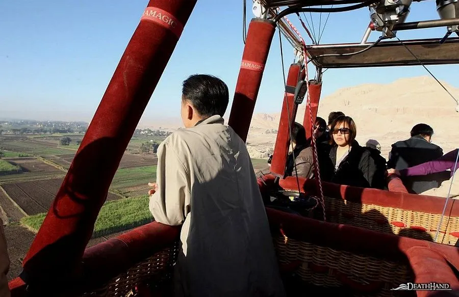 air-balloon-crash3-Luxor-Egypt-feb26-13.webp