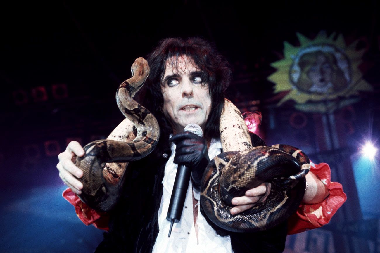 Alice-Cooper-and-the-snakes_1992-1300a_onstage-mishaps_aol-musicuk_290710.jpg