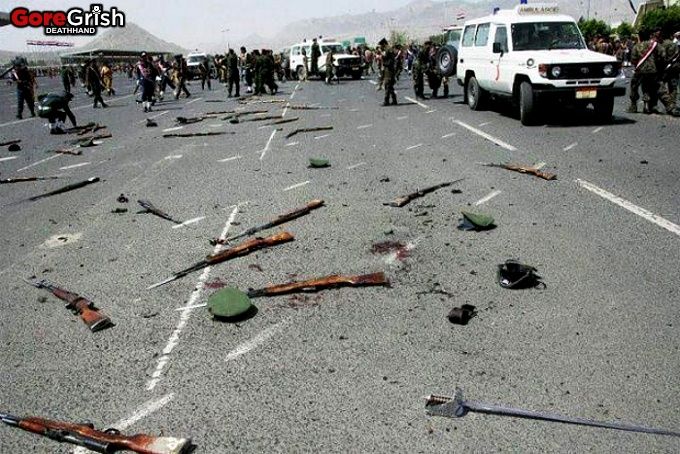 aq-suicide-bomber-kills-soldiers19-Sanna-Yemen-may21-12.jpg