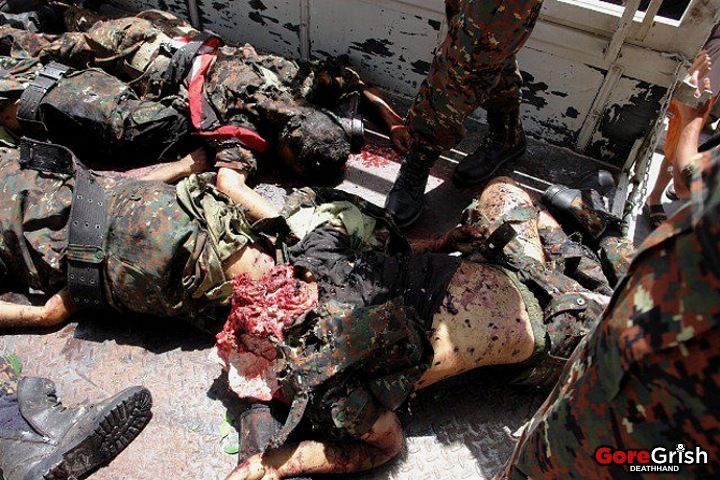 aq-suicide-bomber-kills-soldiers21-Sanna-Yemen-may21-12.jpg