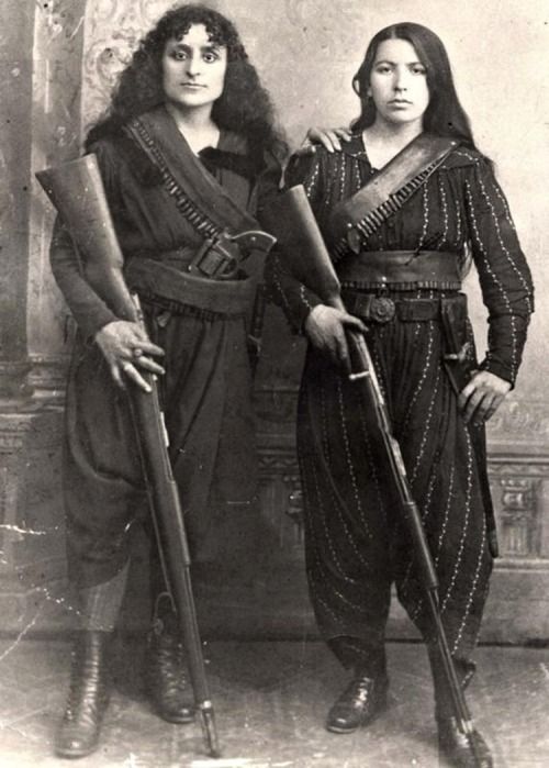Armenian women, 1895.jpg