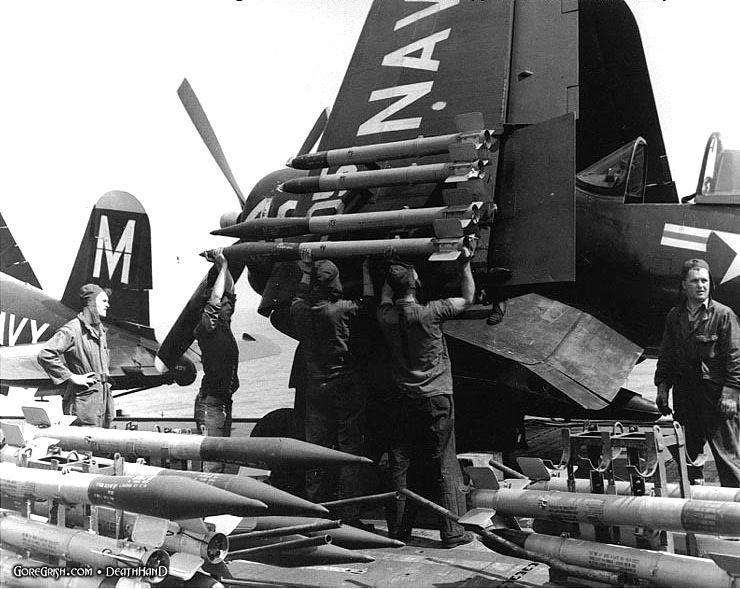 arming-us-corsair-Korea-1951.jpg