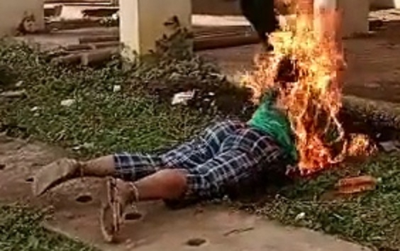 bizarre - Indian Woman Self Immolates Goregrish.mp4_20221231_220618.788.jpg
