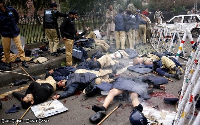 bomb-attack-on-police-Lahore-jul23-11.jpg