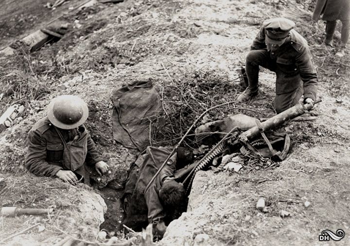 brits-with-dead-german-gunner-1918.jpg