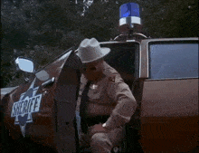 bufordTJusticeunsnappinhisgun.gif