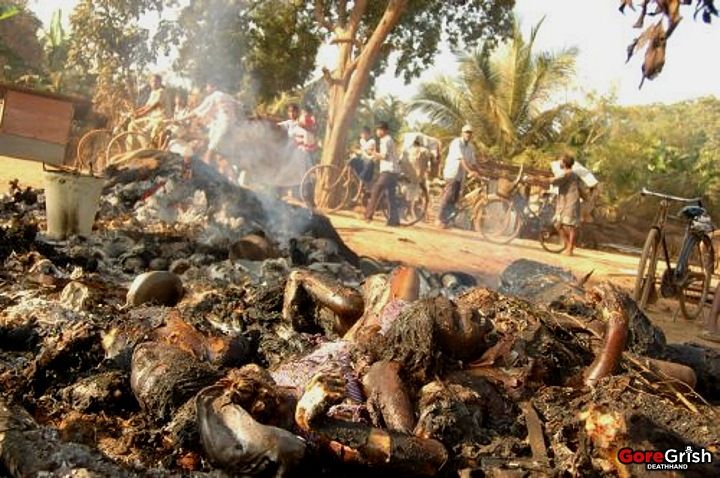 burned-tamil-civilians3-Sri-Lanka-early2009.jpg