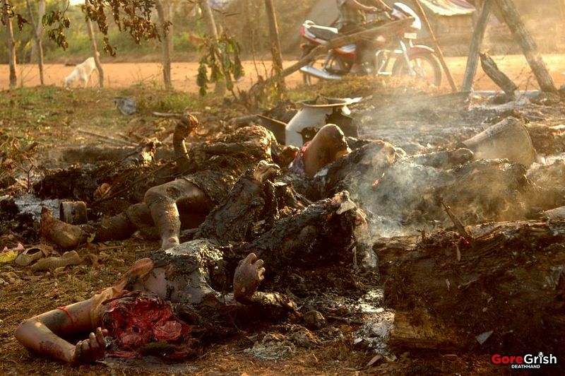 burned-tamil-civilians6-Sri-Lanka-early2009.jpg