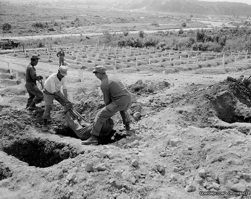 burying-dead-chinese-soldier-Korea-jun14-53.jpg