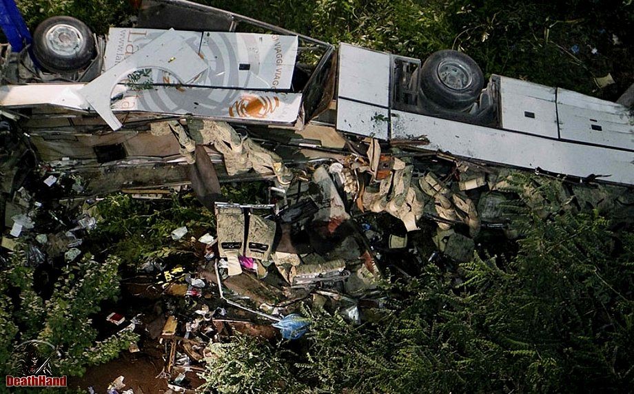 bus-crash5-Italy-jul28-13.jpg
