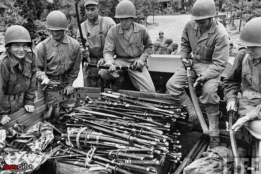 captured-swords-and-equipment-Japan-oct-1945.jpg