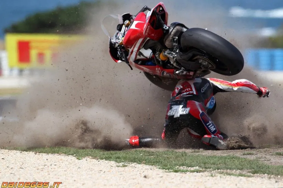 carlos-checa-crash-superbike-2013-practice-3.webp