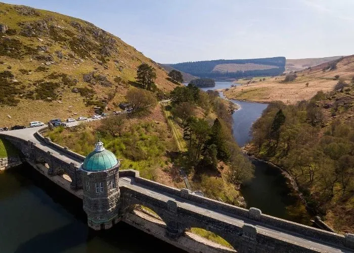 cd367d83-6d14-48a8-a115-e5095c8e190f-elan-valley-guide-craig-goch-dam.webp