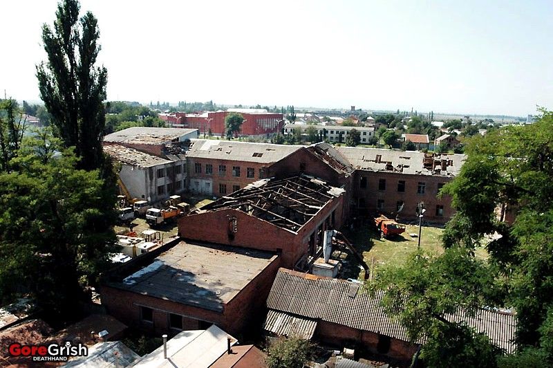 chechen-school-siege-after13-Beslan-N-Ossetia-sep3-04.jpg