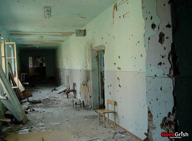 chechen-school-siege-after18-Beslan-N-Ossetia-sep3-04.jpg