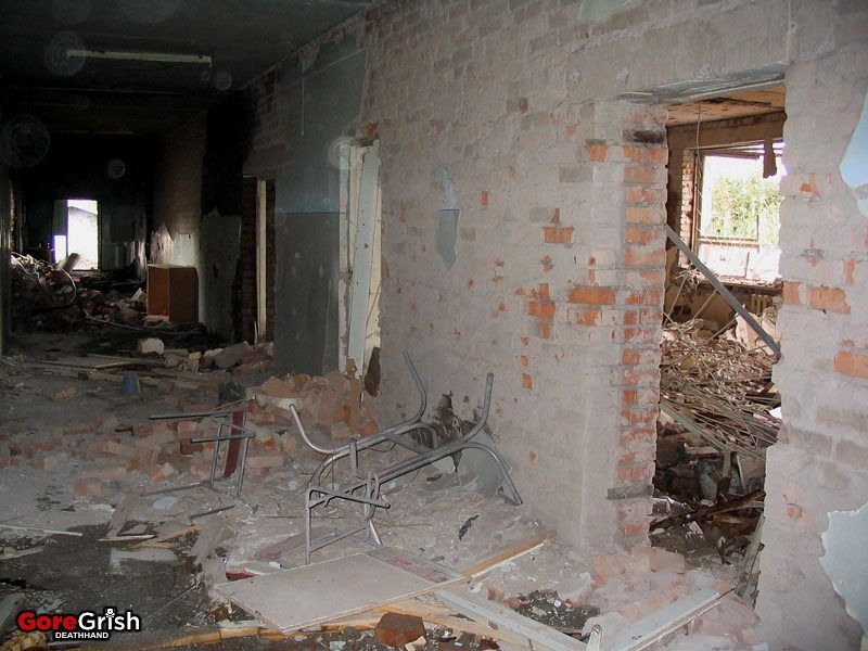 chechen-school-siege-after20-Beslan-N-Ossetia-sep3-04.jpg