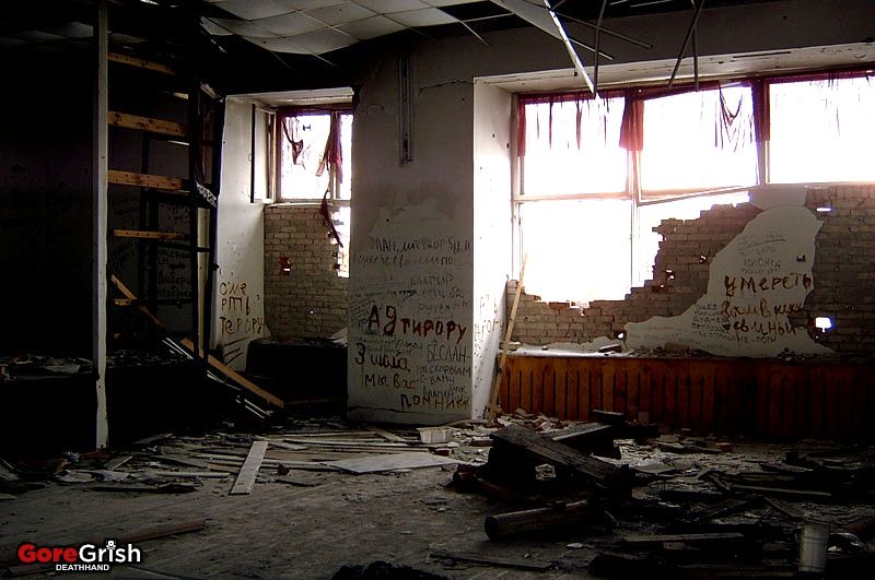 chechen-school-siege-after21-Beslan-N-Ossetia-sep3-04.jpg