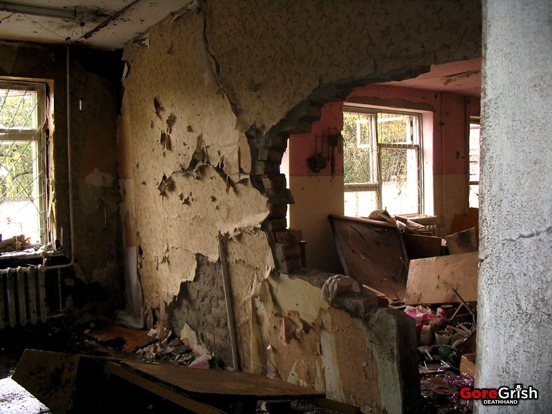 chechen-school-siege-after22-Beslan-N-Ossetia-sep3-04.jpg
