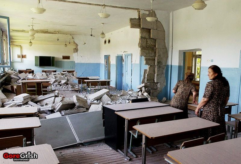 chechen-school-siege-after23-Beslan-N-Ossetia-sep3-04.jpg
