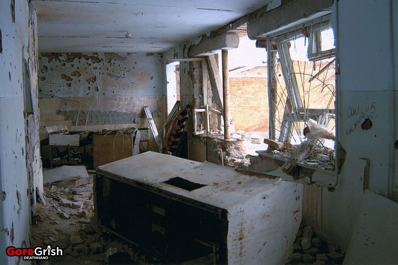 chechen-school-siege-after24-Beslan-N-Ossetia-sep3-04.jpg