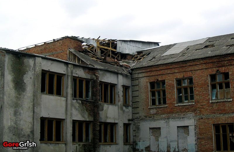 chechen-school-siege-after25-Beslan-N-Ossetia-sep3-04.jpg